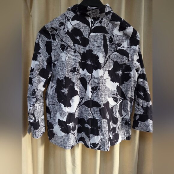 Chico's Black, White and Gray Floral, Long Sleeved V-Neck Blouse - Picture 5 of 11